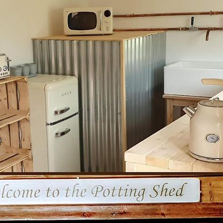 The Potting Shed Near Tenby, 100" Projector, Four Poster Bed, On-Site Hot Tub Access Via Spa Pack, Breakfast 외부 사진
