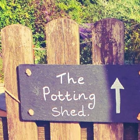 The Potting Shed Near Tenby, 100" Projector, Four Poster Bed, On-Site Hot Tub Access Via Spa Pack, Breakfast 외부 사진