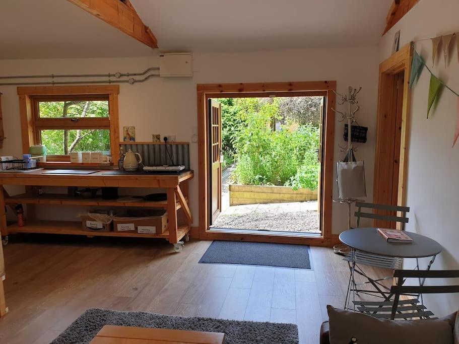 The Potting Shed Near Tenby, 100" Projector, Four Poster Bed, On-Site Hot Tub Access Via Spa Pack, Breakfast 외부 사진