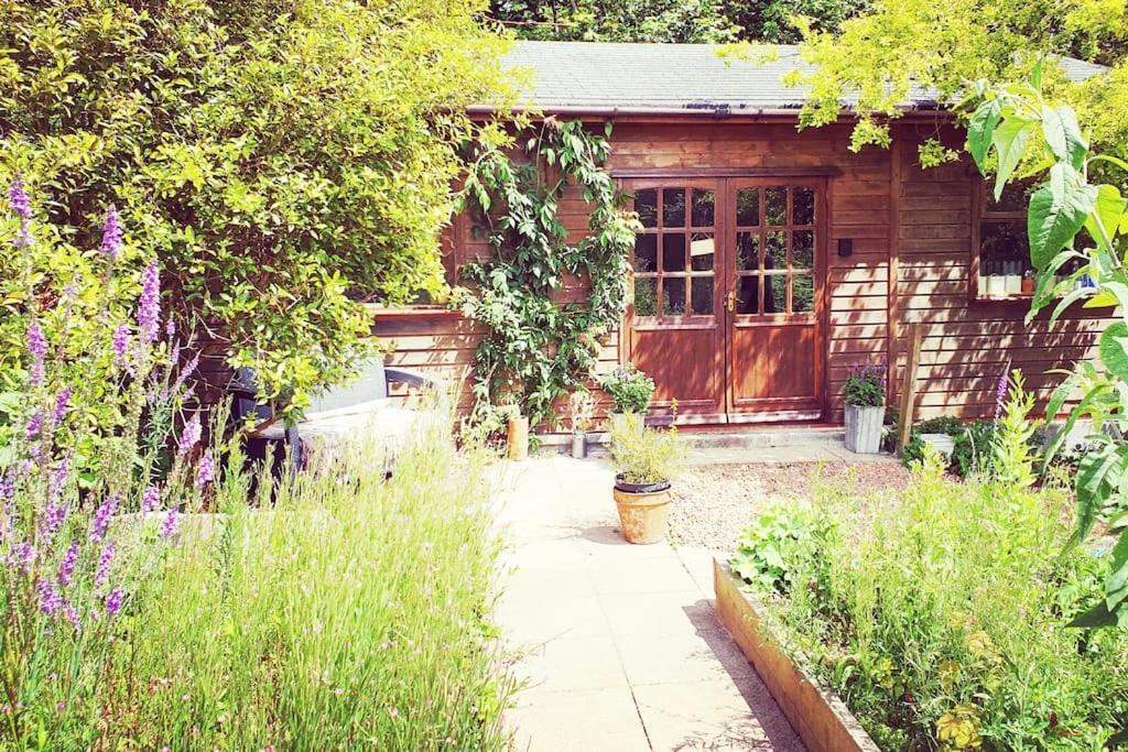 The Potting Shed Near Tenby, 100" Projector, Four Poster Bed, On-Site Hot Tub Access Via Spa Pack, Breakfast 외부 사진