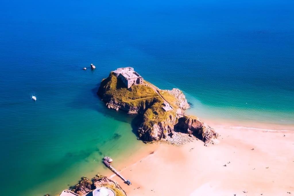 The Potting Shed Near Tenby, 100" Projector, Four Poster Bed, On-Site Hot Tub Access Via Spa Pack, Breakfast 외부 사진