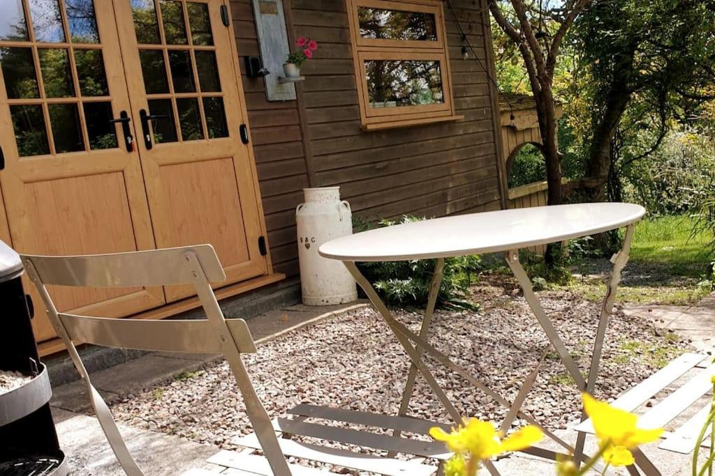 The Potting Shed Near Tenby, 100" Projector, Four Poster Bed, On-Site Hot Tub Access Via Spa Pack, Breakfast 외부 사진