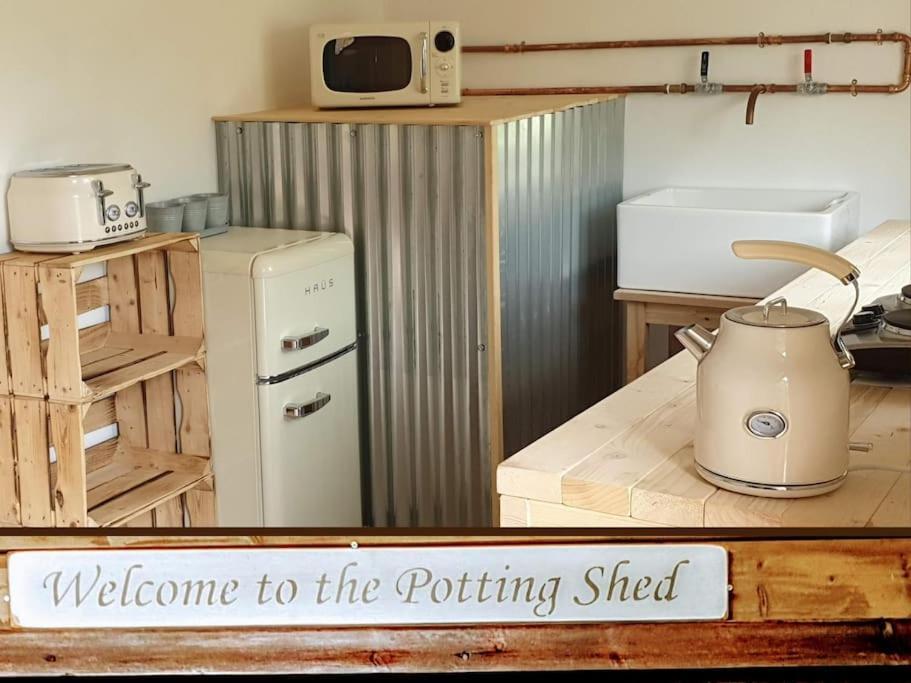 The Potting Shed Near Tenby, 100" Projector, Four Poster Bed, On-Site Hot Tub Access Via Spa Pack, Breakfast 외부 사진