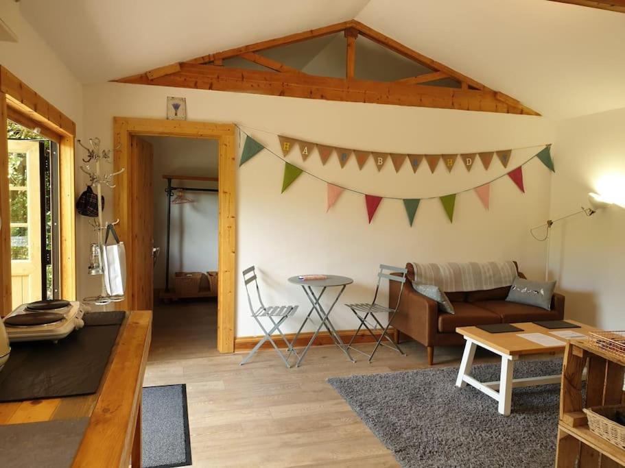 The Potting Shed Near Tenby, 100" Projector, Four Poster Bed, On-Site Hot Tub Access Via Spa Pack, Breakfast 외부 사진