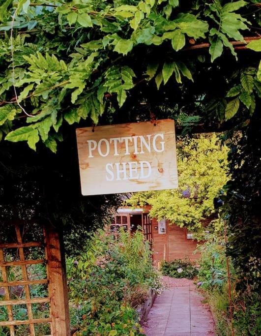 The Potting Shed Near Tenby, 100" Projector, Four Poster Bed, On-Site Hot Tub Access Via Spa Pack, Breakfast 외부 사진