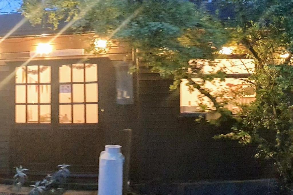 The Potting Shed Near Tenby, 100" Projector, Four Poster Bed, On-Site Hot Tub Access Via Spa Pack, Breakfast 외부 사진