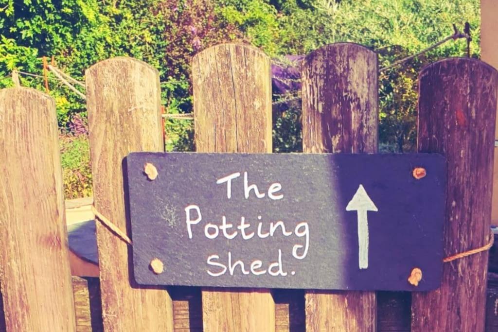 The Potting Shed Near Tenby, 100" Projector, Four Poster Bed, On-Site Hot Tub Access Via Spa Pack, Breakfast 외부 사진