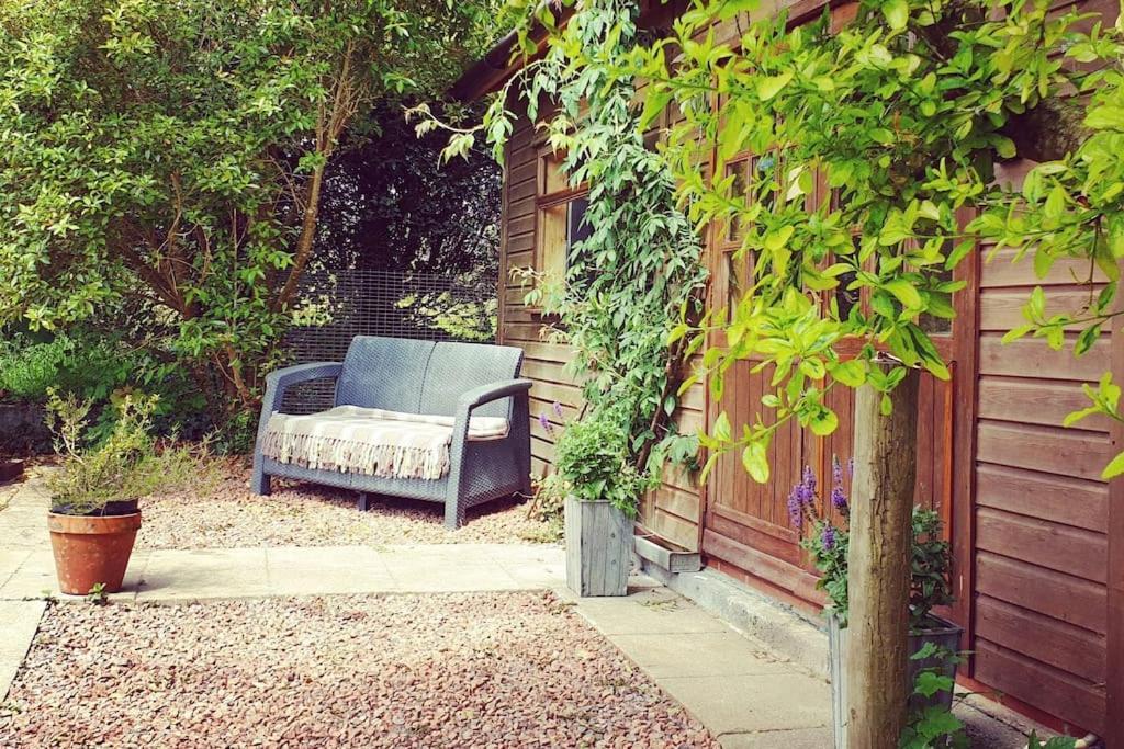 The Potting Shed Near Tenby, 100" Projector, Four Poster Bed, On-Site Hot Tub Access Via Spa Pack, Breakfast 외부 사진