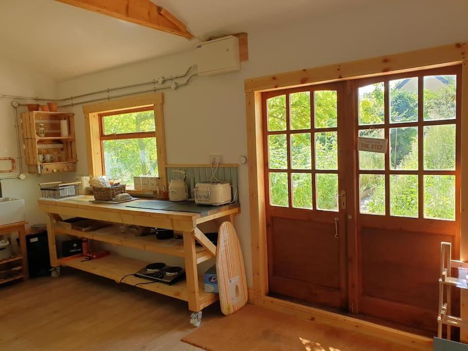 The Potting Shed Near Tenby, 100" Projector, Four Poster Bed, On-Site Hot Tub Access Via Spa Pack, Breakfast 외부 사진