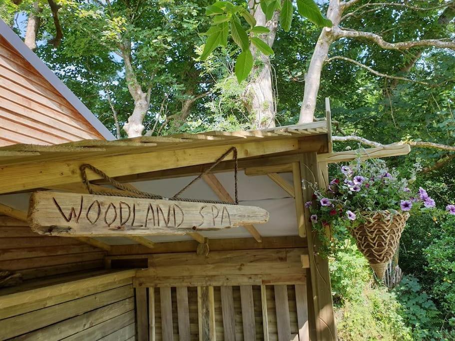 The Potting Shed Near Tenby, 100" Projector, Four Poster Bed, On-Site Hot Tub Access Via Spa Pack, Breakfast 외부 사진