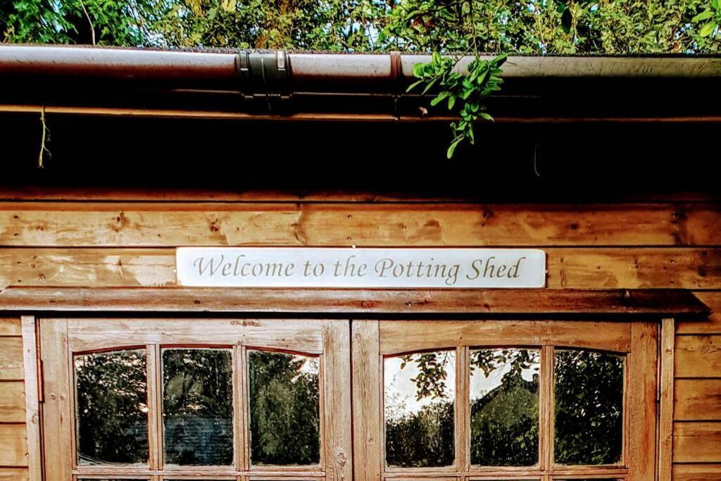 The Potting Shed Near Tenby, 100" Projector, Four Poster Bed, On-Site Hot Tub Access Via Spa Pack, Breakfast 외부 사진